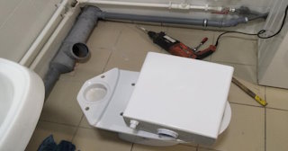 Установка напольного унитаза в Саянске: монтаж под ключ от СантехДомСск от 5159 рублей.
